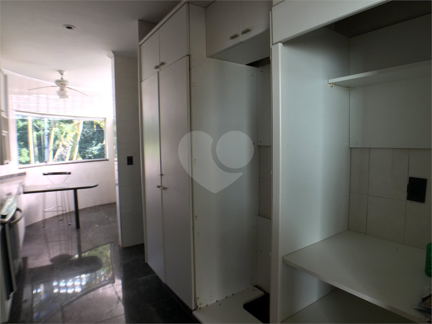 Casa à venda com 4 suítes no condomínio Estância Marambaia, Vinhedo - SP