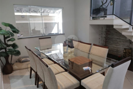 Casa à venda com 4 quartos, sendo 2 suítes, no condomínio Residencial Jardim das Palmeiras, Vinhedo - SP