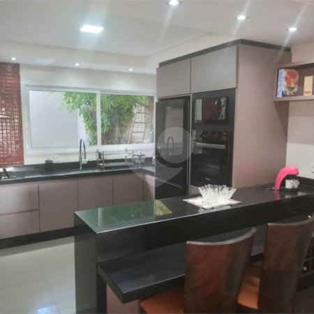 Casa à venda com 4 quartos, sendo 3 suítes, no condomínio Arco Iris, Atibaia - SP