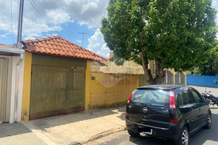 Casa Térrea com 3 dormitórios.