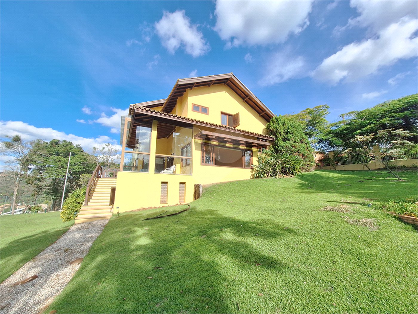 Casa à venda com 3 suítes no condomínio Chácaras do Lago, Vinhedo - SP