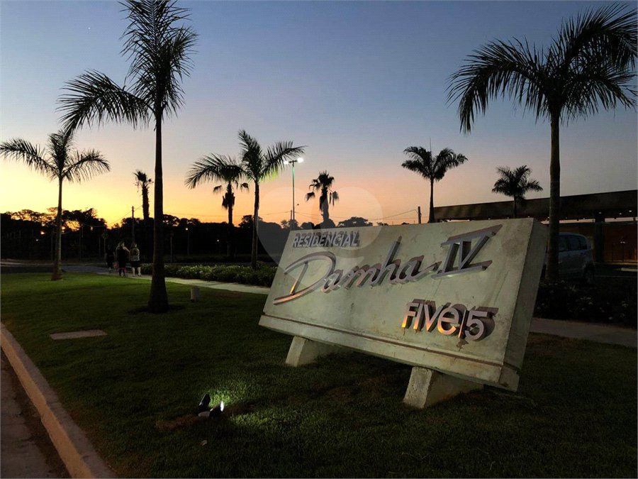 LOTE DE ESQUINA NO CONDOMINIO RESIDENCIAL DAMHA IV