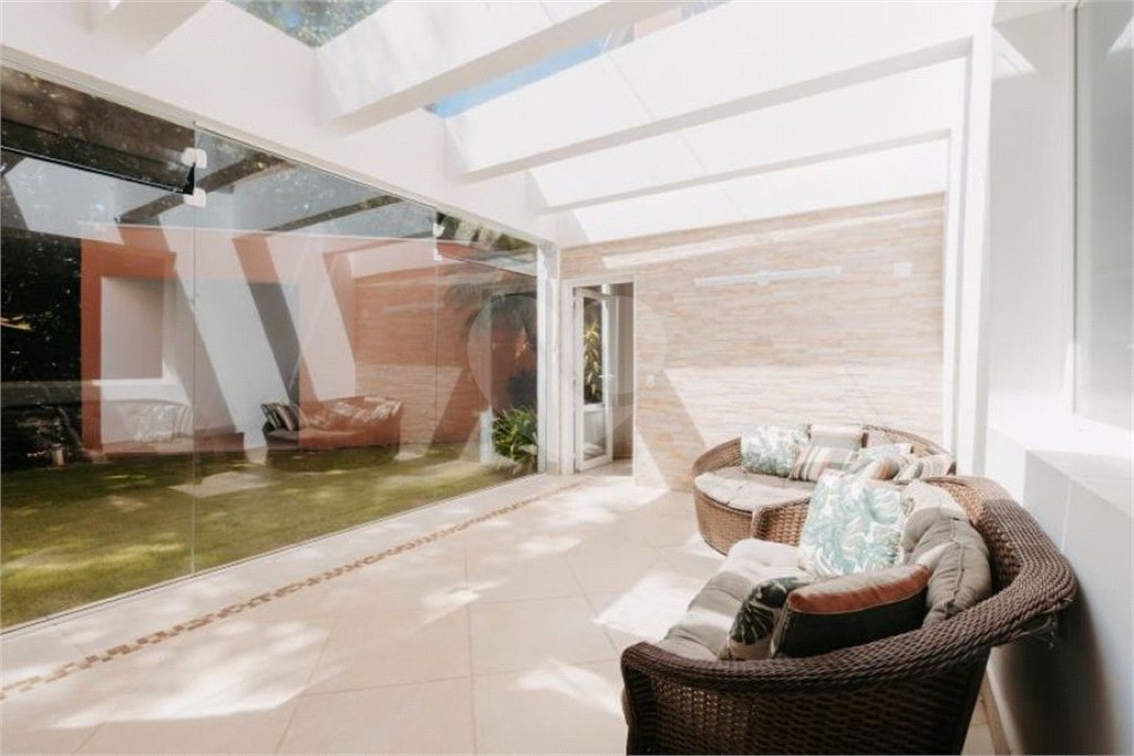 Casa à venda com 5 quartos, sendo 4 suítes, no condomínio Figueira Garden, Atibaia - SP