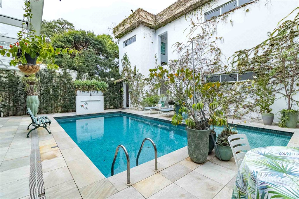 Casa à venda com 5 quartos, sendo 4 suítes, em Alto da Lapa, São Paulo, SP