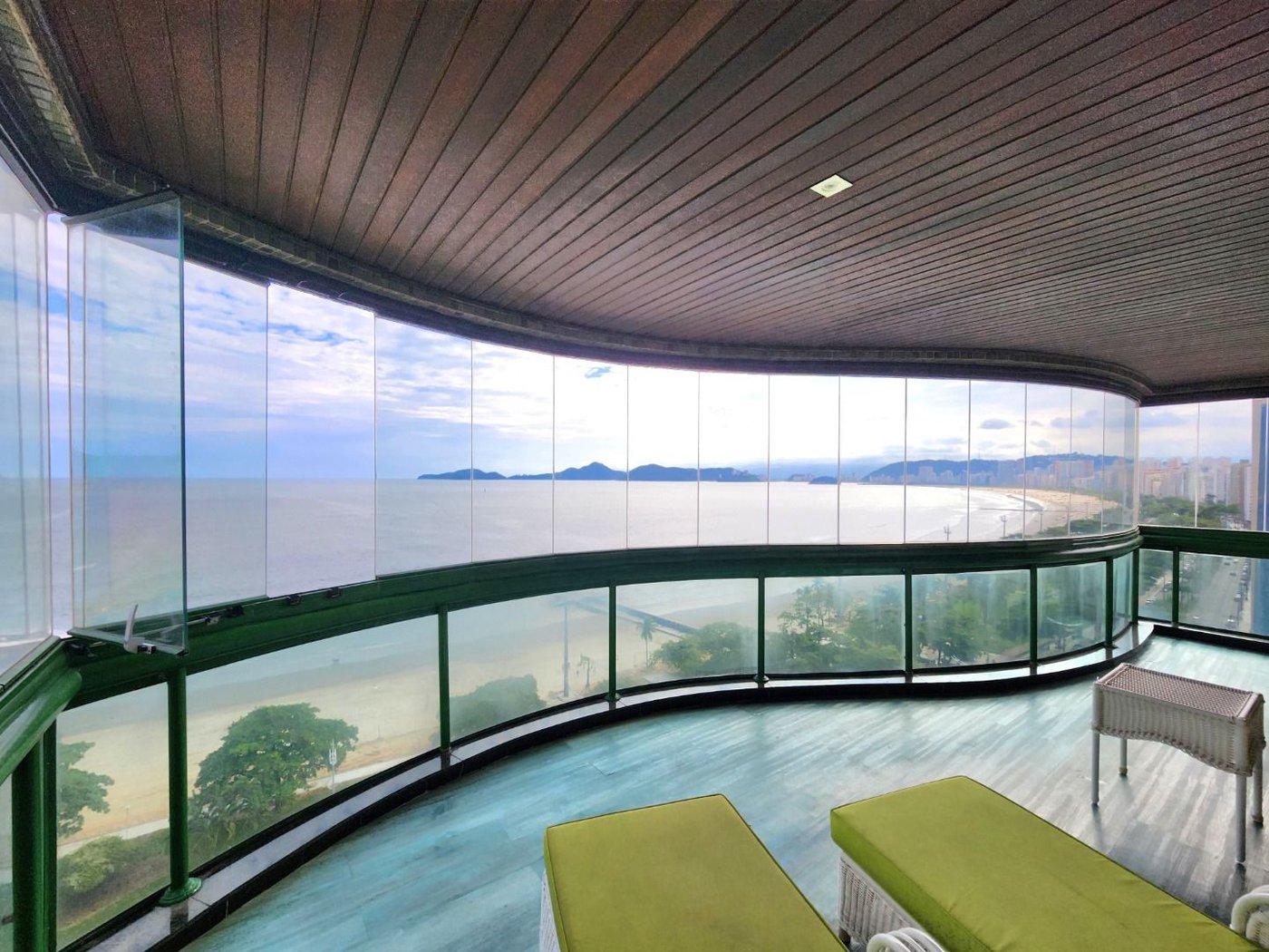Apartamento Alto Padrão Frente Mar com 4 Dormitórios, 3 Suítes e 3 Vagas na Orla de Santos