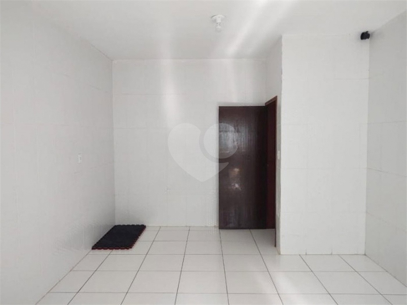 Casa térrea com 2 dormitórios, sendo 1 suíte.