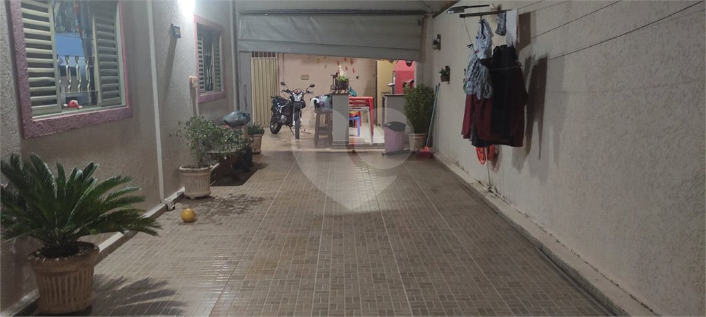 Casa térrea com 2 dormitórios.