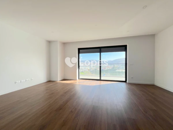 Apartamento T2 à venda em Águas Santas, Maia, Portugal – Varanda e garagem