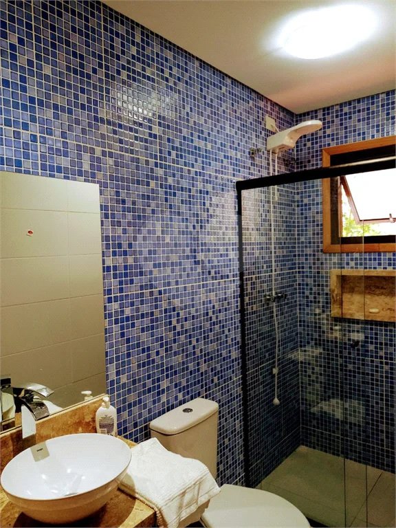 Casa à venda ou para alugar com 5 quartos, sendo 4 suítes, no condomínio Associação Reserva das Hortênsias, Mairiporã - SP