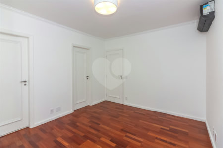 Casa à venda com 4 quartos, sendo 2 suítes, no condomínio Stephanie, São Paulo - SP