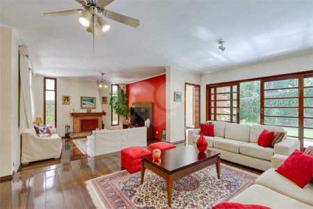Casa à venda com 3 quartos, sendo 2 suítes, no condomínio Granja do Morumbi, São Paulo - SP