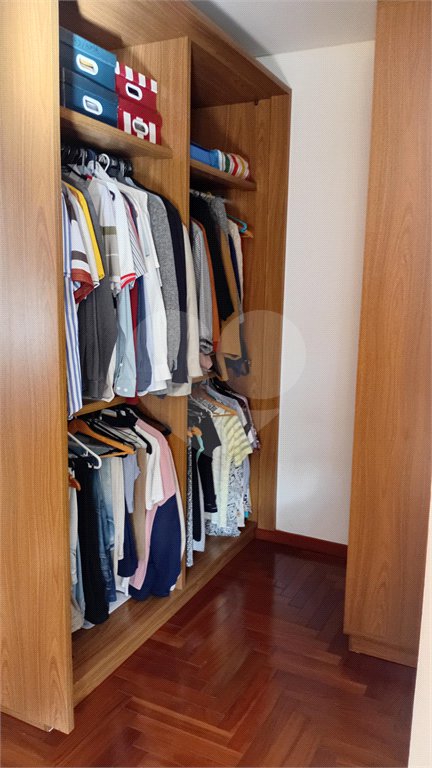 Sobrado à venda com 4 quartos, sendo 2 suítes,  em Vila Gilda, Santo André, SP