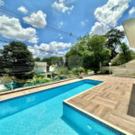 Casa em condomínio Impecável, 4 dorms / 2 suítes, varanda gourmet, piscina, 3 lareiras