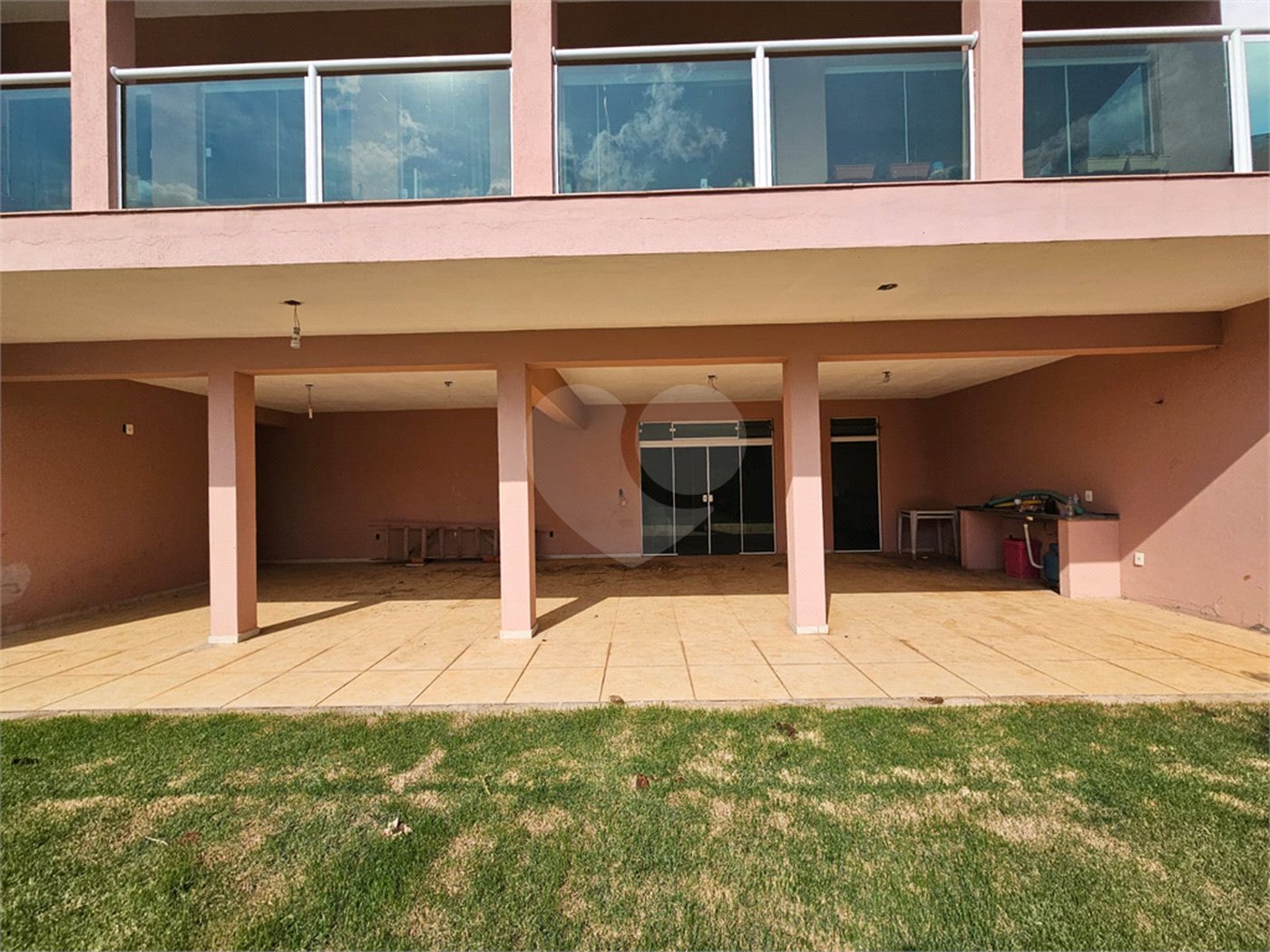 Casa à venda com 4 quartos, sendo 1 suíte,  no condomínio Jardim Shangri-lá, Atibaia - SP