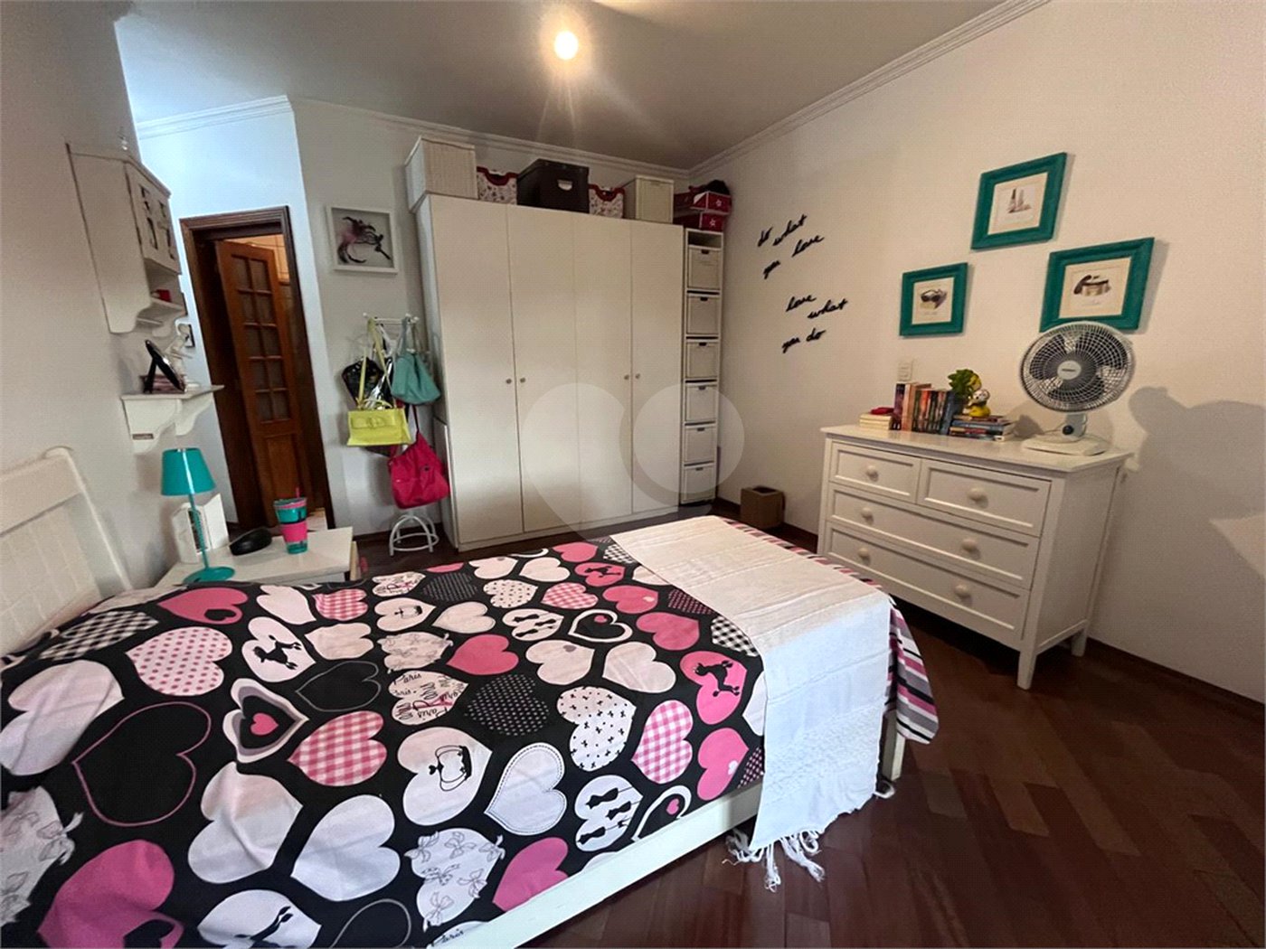 Casa à venda com 4 quartos, sendo 2 suítes, no condomínio Jornalista Américo Ariza, São Paulo - SP