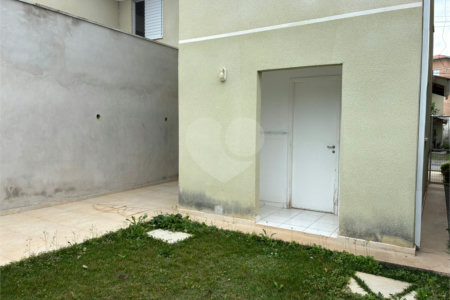 Sobrado à venda com 3 quartos em Jardim Petrópolis, Cotia, SP