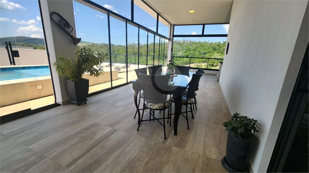 Casa à venda com 6 quartos, sendo 5 suítes, no condomínio Jardim Primavera, Louveira - SP