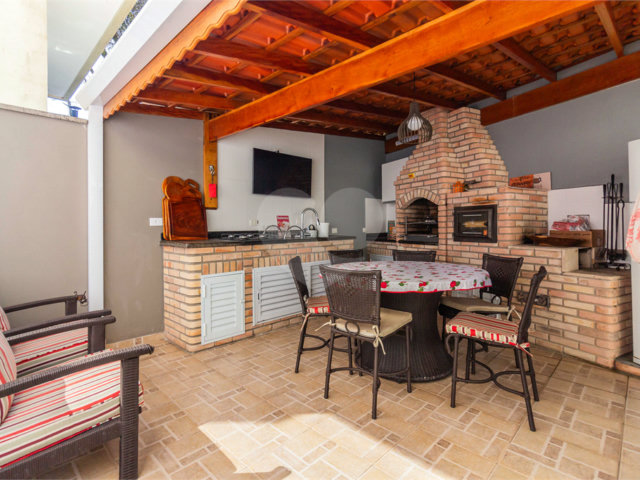 Casa à venda com 4 quartos, sendo 2 suítes,  no condomínio Domus, São Paulo - SP