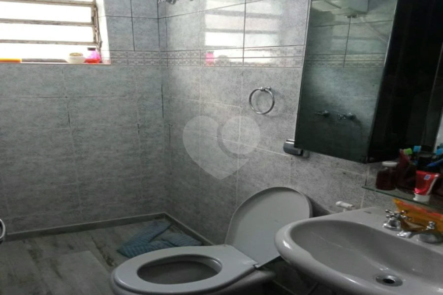 Ótimo sobrado, com amplo espaço interno (127m2), possuindo 03 dormitórios (01 suíte),