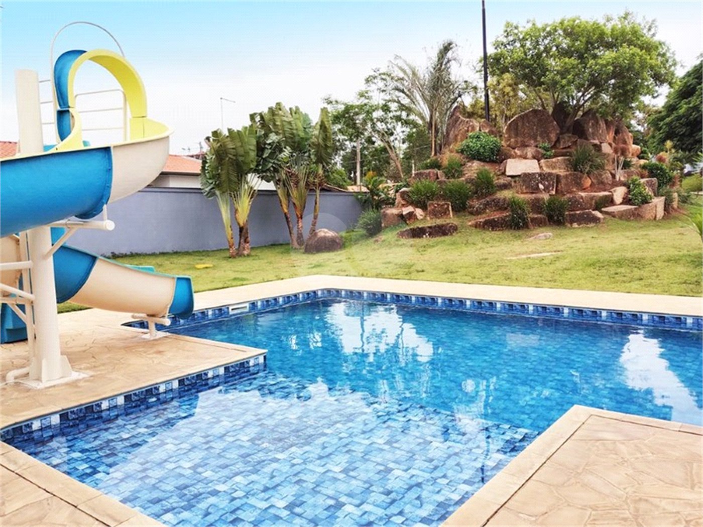 Casa à venda com 3 quartos, sendo 1 suíte, no condomínio Rio das Pedras, Salto - SP