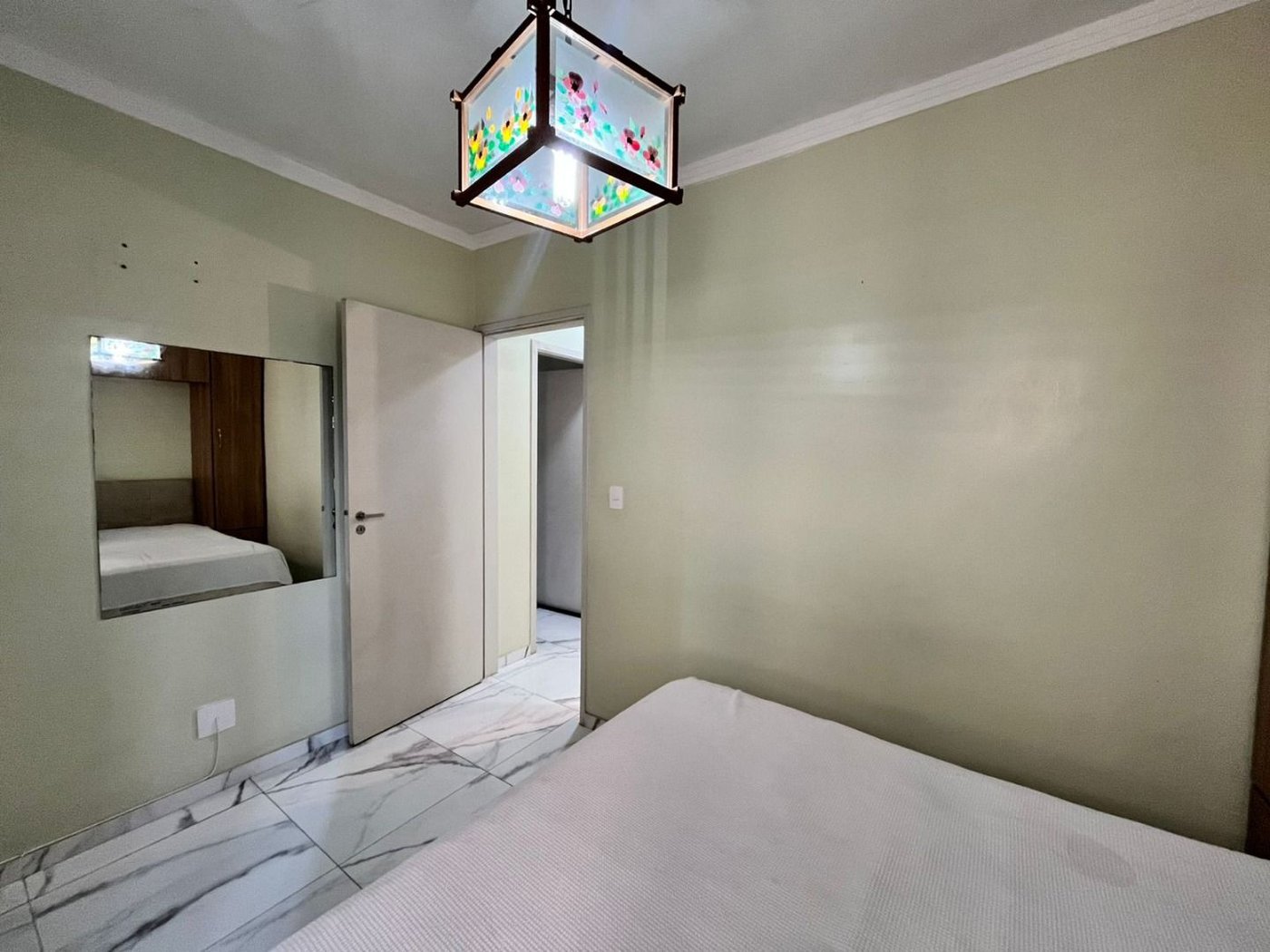Apartamento 2 dormitórios com vaga de garagem lado praia na Enseada Guarujá