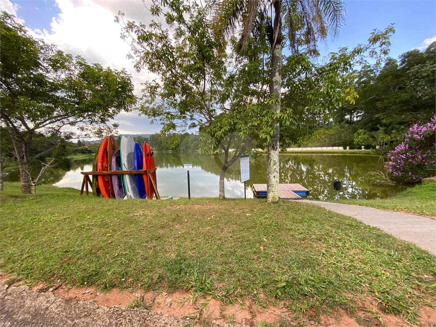 Casa à venda com 4 quartos, sendo 3 suítes,  no condomínio Jardim das Palmeiras, Bragança Paulista - SP