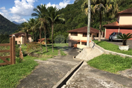 Fazenda à venda com 7 quartos, sendo 3 suítes, em Professor Souza, Casimiro de Abreu, RJ