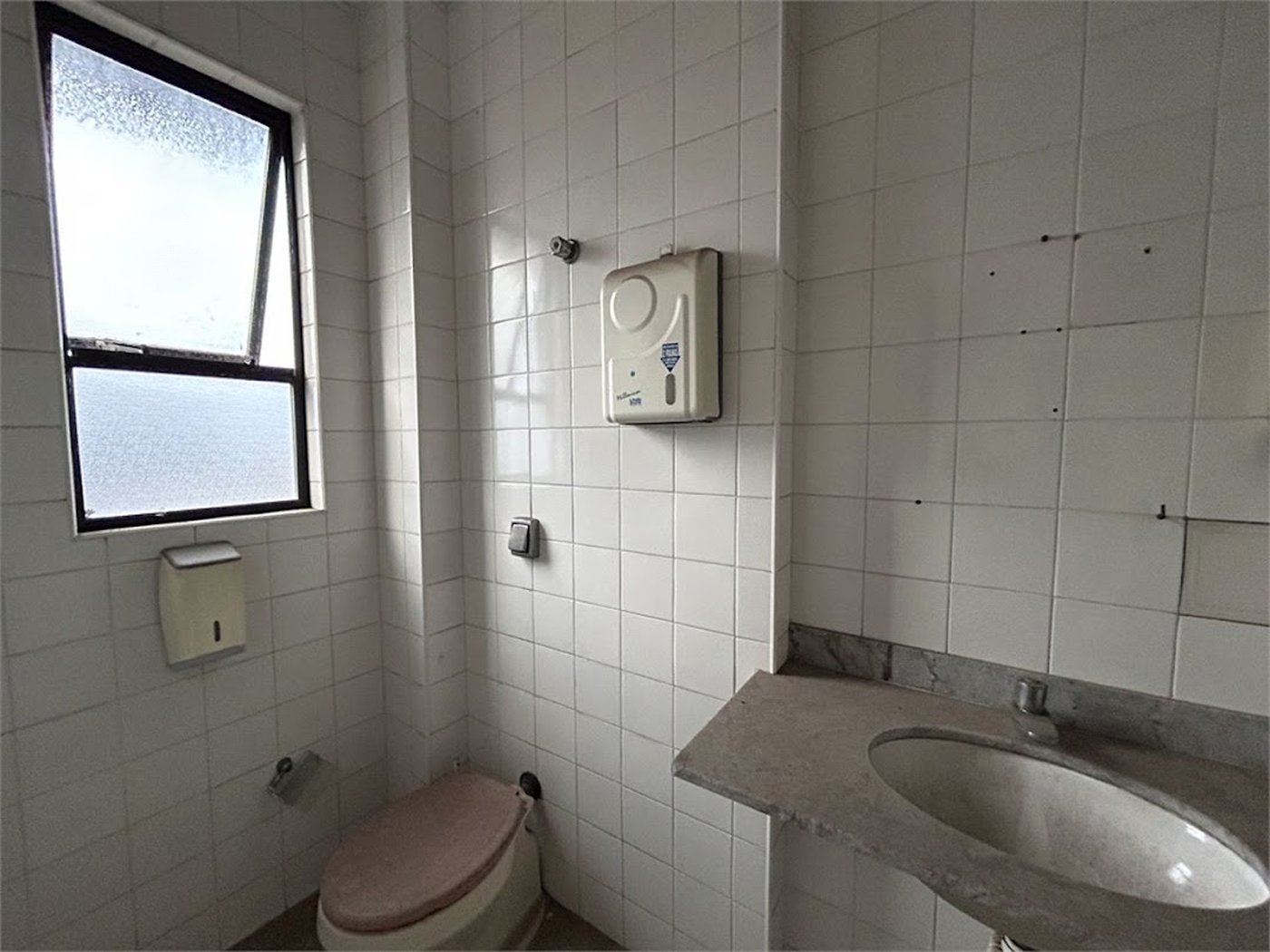 Sala Comercial à Venda no Gonzaga – Avenida Ana Costa – Santos/Sp