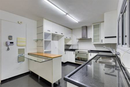 Sobrado à venda com 4 quartos, sendo 3 suítes, em Campo Belo, São Paulo, SP