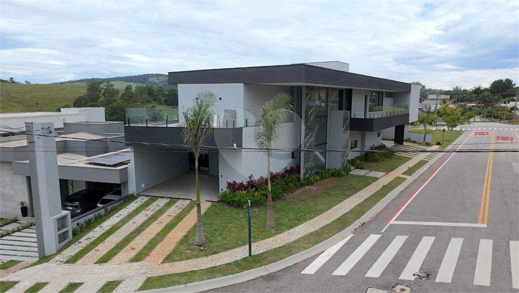 Casa à venda com 5 suítes no condomínio Figueira Garden, Atibaia - SP