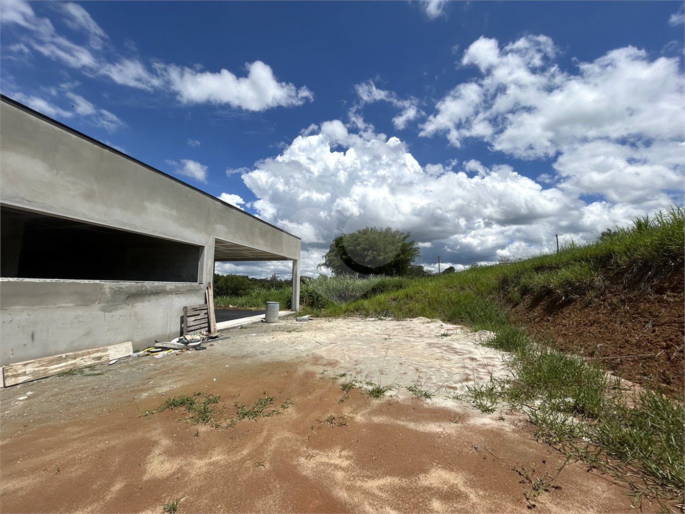 Casa à venda com 3 suítes no condomínio Residencial Jequitiba, Jacareí - SP