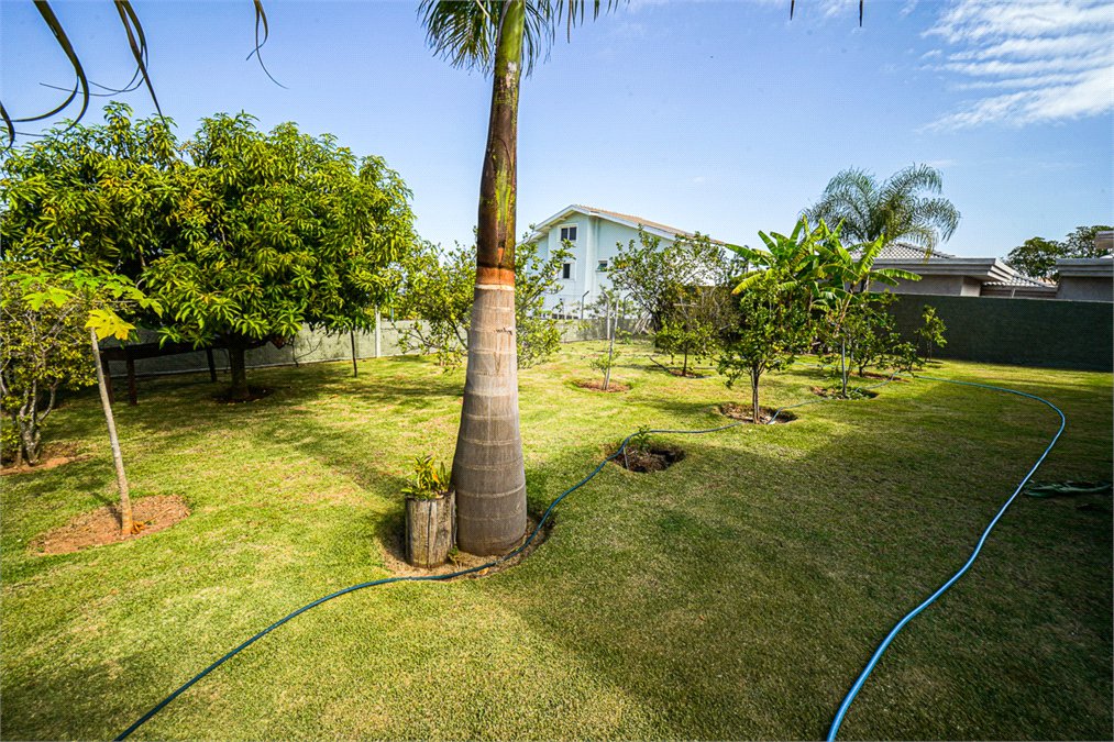 Casa à venda com 4 quartos, sendo 2 suítes, no condomínio Residencial Jardim Primavera, Louveira - SP