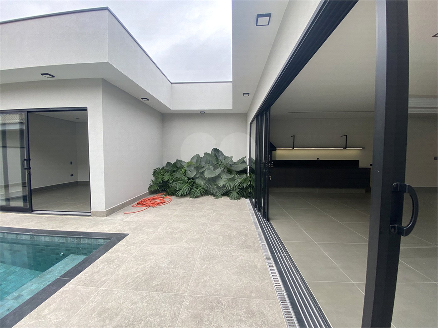 Casa à venda com 3 suítes no condomínio Portal dos Bandeirantes, Salto - SP