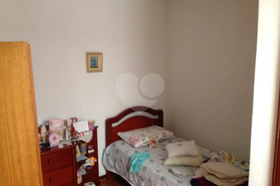 Vende-se Sobrado em Condomínio Fechado – 3 Dormitórios | 180 m²