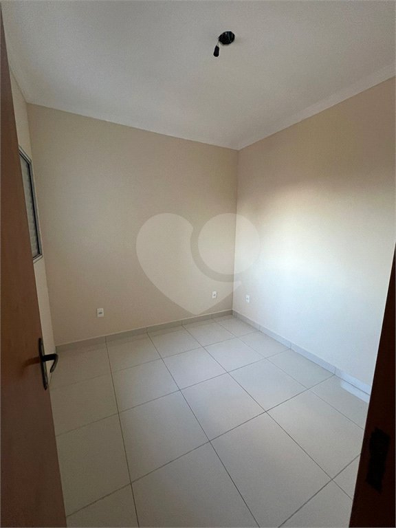 Apartamento no Condomínio Residencial Clarice.
