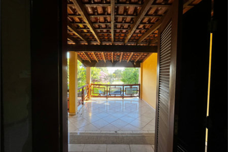 Casa à Venda na Rua Principal do Parque Fehr com Aquecedor Solar