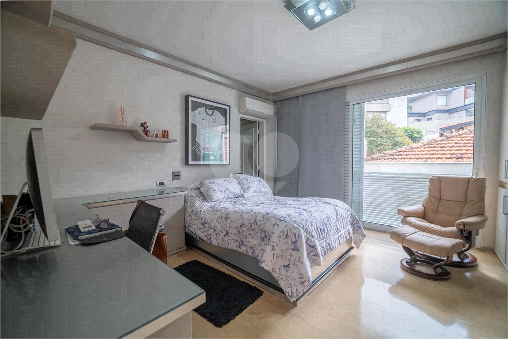 Sobrado à venda com 4 quartos, sendo 3 suítes, em Jardim São Bento, São Paulo, SP