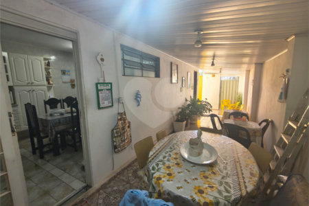 Linda Casa com Comercio ao lado independente.