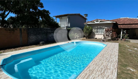 Casa à venda com 3 quartos, sendo 1 suíte,  no Centro, Santa Cruz Cabrália, BA