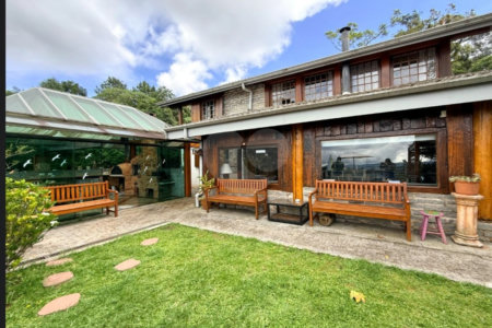 Casa à venda com 4 suítes em Vila Natal, Campos do Jordão, SP