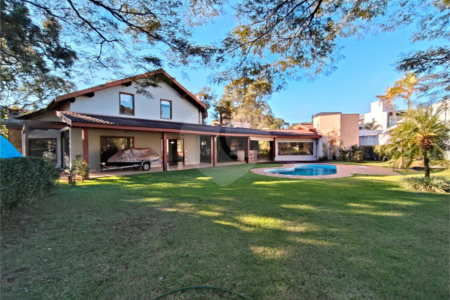 Casa à venda com 7 quartos, sendo 4 suítes, no condomínio Riviera de Santa Cristina XIII, Paranapanema - SP