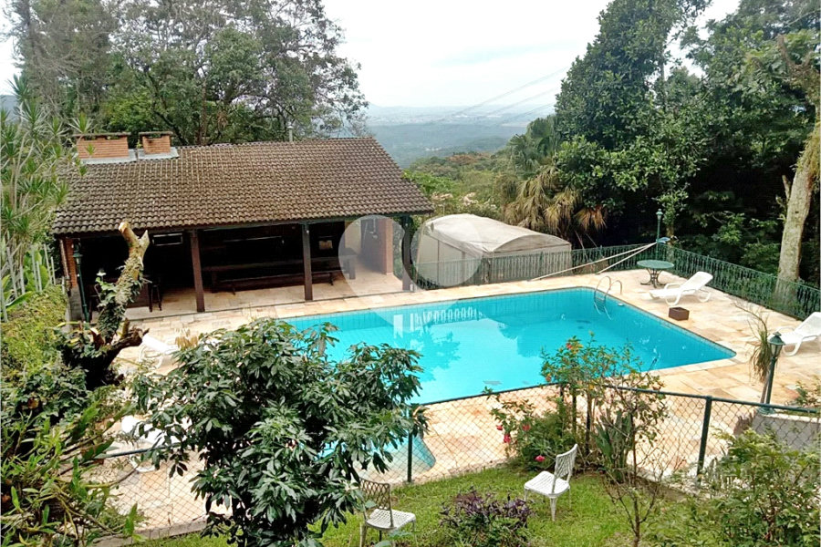 Casa à venda com 5 quartos, sendo 4 suítes, em Roseira, Mairiporã, SP
