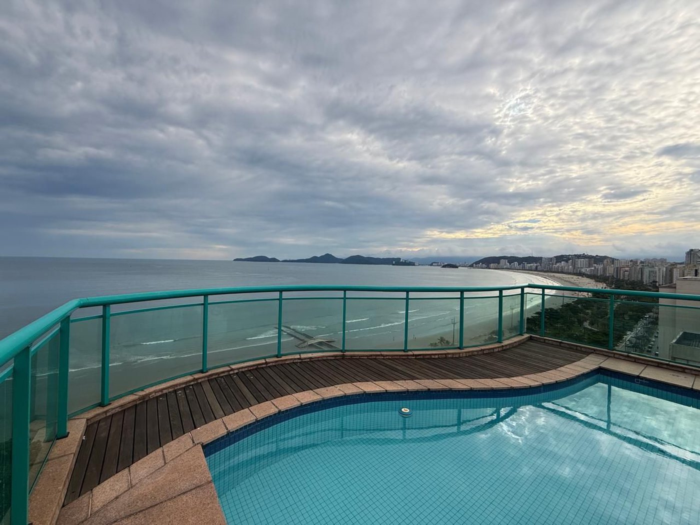 Apartamento Alto Padrão Frente Mar com 4 Dormitórios, 3 Suítes e 3 Vagas na Orla de Santos
