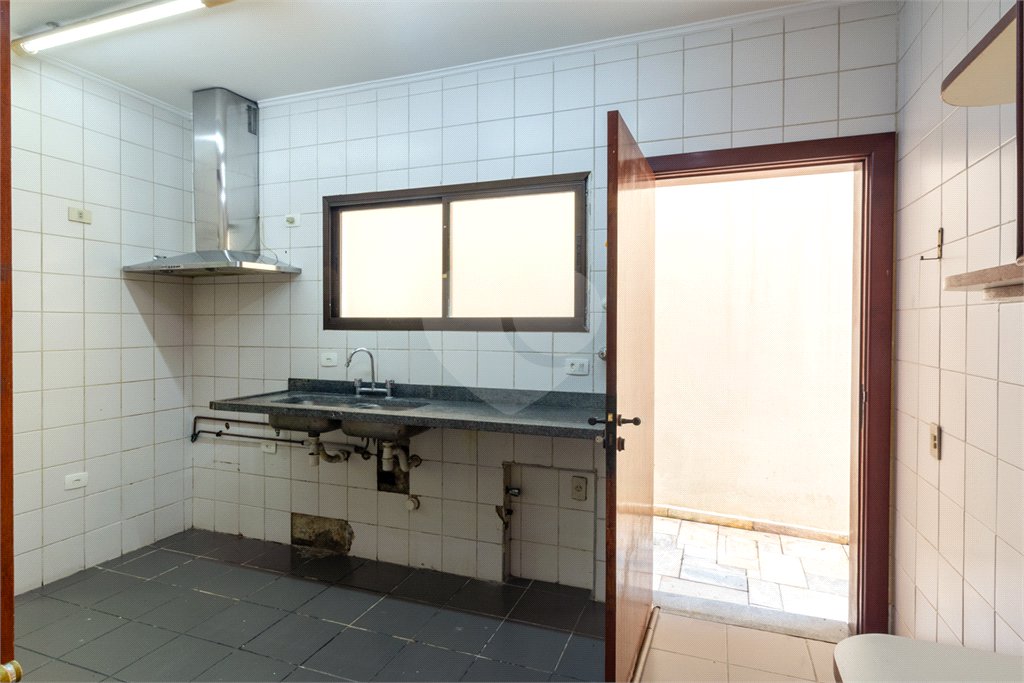 Casa à venda com 4 quartos, sendo 3 suítes,  no condomínio Vila das Flores, São Paulo - SP