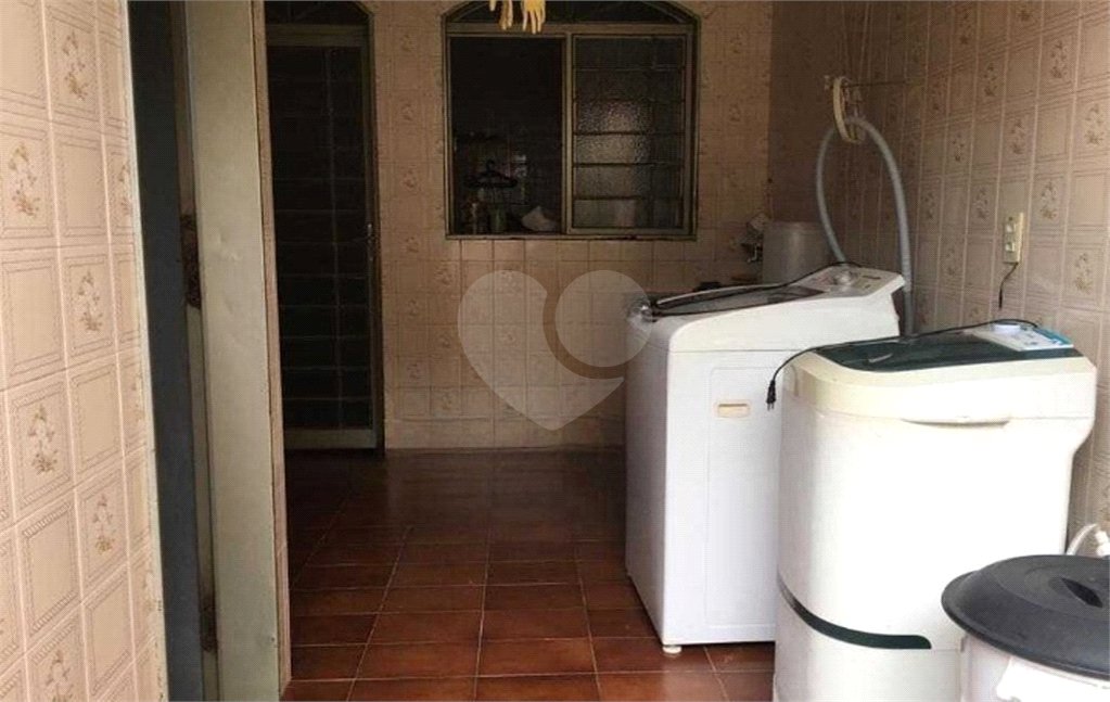 Casa térrea com 3 dormitórios, sendo 2 suítes.