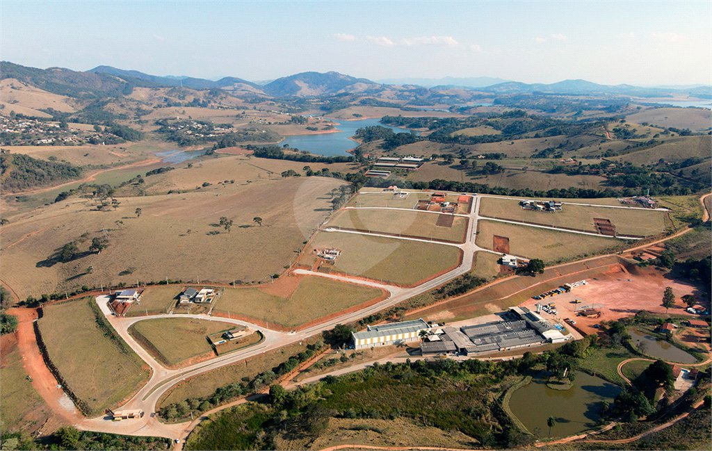 Terreno em Joanópolis com 1.000 metros, condomínio fechado com portaria e segurança, pronto para construir