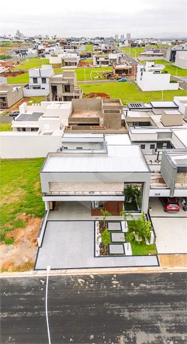 Casa Térrea – Condomínio Maria Cândida - 300 m² de terreno - 212 m² de área construída - 4 vagas de garagem, sendo 2 cobertas - Sala de jantar e estar integradas, com pé-direito duplo e cortina - 3 suítes com ar-condicionado, sendo 1 master com closet – planejado – Roupeiro – Escritório - Cozinha