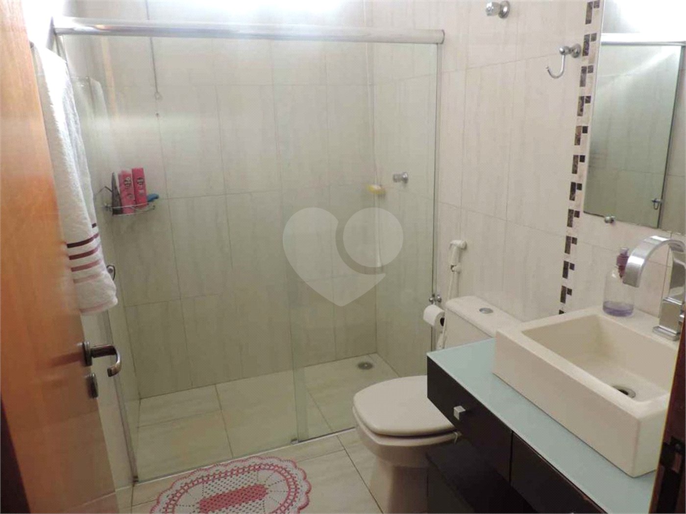 Casa Térrea com 2 dormitórios, sendo 1 suíte.