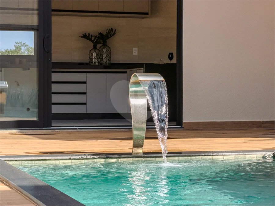 Indaiatuba - Condomínio Milano - Sobrado - 350 m² de terreno - 240 m² de área construída - 4 vagas de garagem, sendo 2 cobertas - Salas de estar e jantar integradas - 3 suítes com closet e varanda no pavimento superior - Escritório no térreo - Espaço gourmet com churrasqueira - Banheiro externo