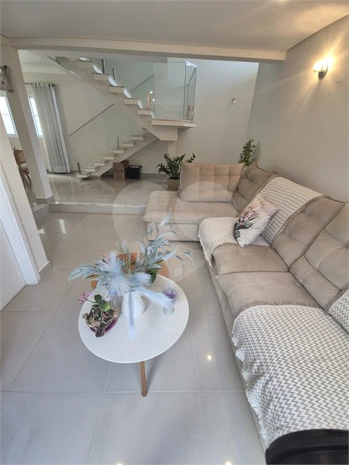 Belíssima Residência de 267 m² com Lazer Privativo no Condomínio Terras do Oriente – Valinhos